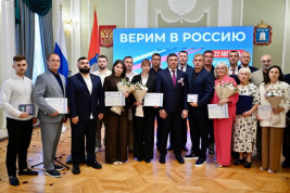 Евгений Первышов вручил награды за содействие СВО и помощь пострадавшим при атаке на Котовск