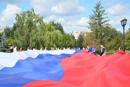 100-метровый триколор развернули в Тамбове в честь Дня Государственного флага (фото: Дом молодёжи Тамбовской области)