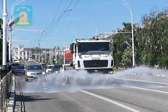 Дороги в Тамбове поливают водой из-за аномальной жары (фото: кадр видео администрации Тамбова)