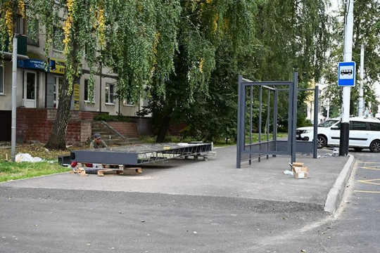 Новые остановочные павильоны устанавливают в Тамбове (фото: администрация города Тамбова)
