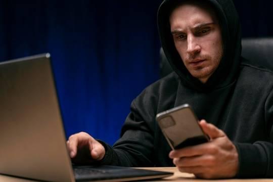 Пенсионерке удалось избежать потери крупной денежной суммы (фото: freepik.com/freepik)