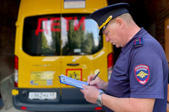Сотрудники Госавтоинспекции проверили школьные автобусы (фото: УМВД РФ по Тамбовской области)