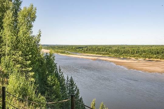Суд принял решение о возврате в федеральную собственность 10 земельных участков у реки Вятка (фото: commons.wikimedia.org/Ele-chudinovsk)