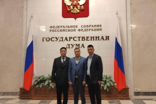 (На фото слева направо: Чжо Яцунь, Александр Ефремов и Ао Сяодунь)