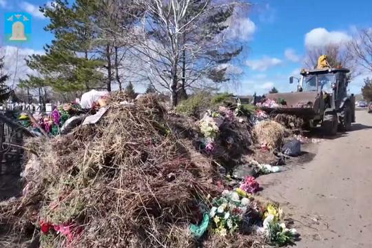 Перед Пасхой на городских кладбищах проводят уборку (фото: кадр видео администрации города Тамбова)